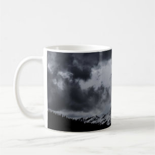 CANECA DE CAFÉ MONTANHA DE NEVE EM NUVENS DRAMÁTICAS