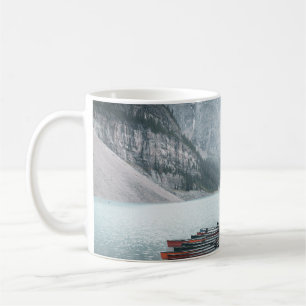 CANECA DE CAFÉ MONTANHA PRETA COBERTA COM NEVE SOB PELE DE CINZA