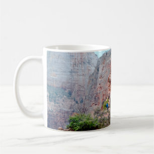 CANECA DE CAFÉ MONTANHA PRETA SOB O CÉU CLEAR DA NOITE
