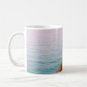 Caneca De Café Montanha rock castanha sobre o corpo d'água