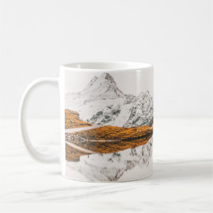 CANECA DE CAFÉ MONTANHA ROCKY COM CABO DE NEVE SOB O CÉU NUVEM D