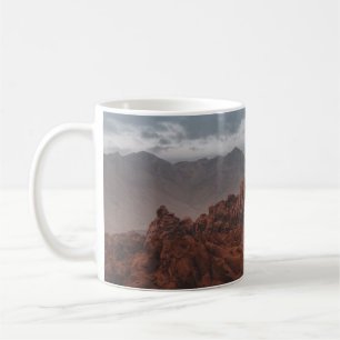 CANECA DE CAFÉ MONTANHAS ROCKY SOB PELES DE CINZA