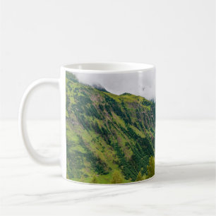 Caneca De Café Montanhas verdes cobertas de florestas e gras verd