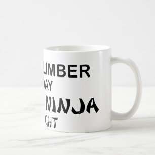Caneca De Café Montanhista de rocha Ninja mortal em a noite