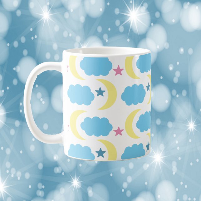 Caneca De Café Moon Cloud Stars Padrão Amarelo Azul (A cute mug with a pattern of clouds, stars and moons.)