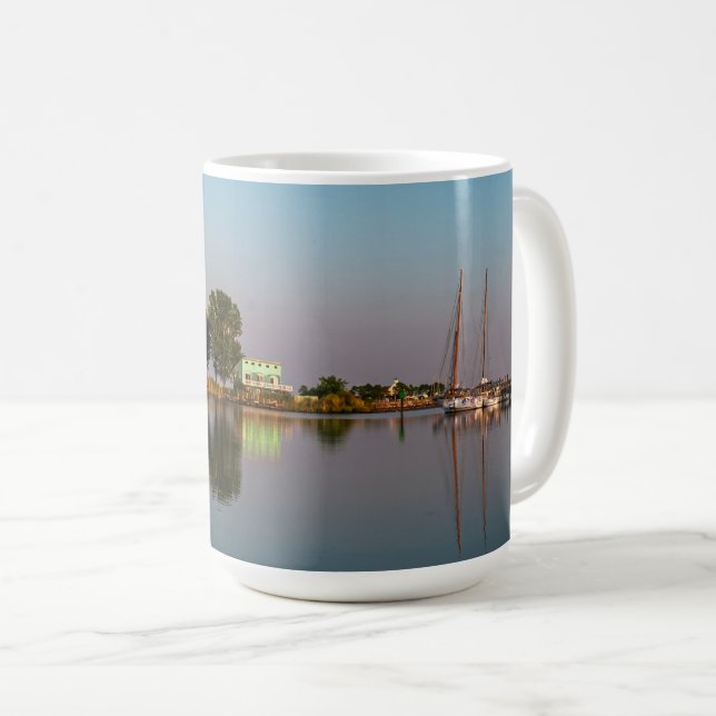 Caneca De Café Moonrise no porto de Dogwood: 11 oz ou 15 oz (Frente Esquerda)