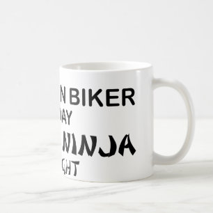 Caneca De Café Motociclista Ninja mortal da montanha em a noite