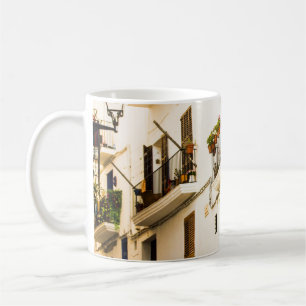 CANECA DE CAFÉ MOTOCICLO PRETO PERTO DA CONSTRUÇÃO DE PAREDE BR