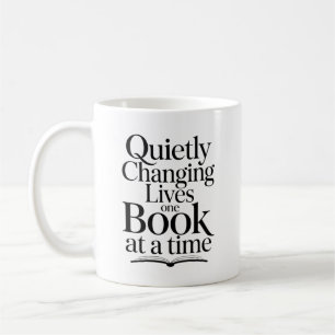 Caneca De Café Mudando vidas silenciosamente, um livro de cada ve
