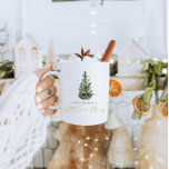Caneca De Café Mug de Cacau Quente de Árvore de Natal Moderna Per<br><div class="desc">Esta é uma modelo de caneca de férias minimalista moderna com uma bela aquarela evergreen tree e uma elegante fonte de caligrafia. A cor da árvore de Natal não é editável e o texto na fonte de caligrafia em ouro não é editável (mas a cor pode ser alterada!) // Para...</div>