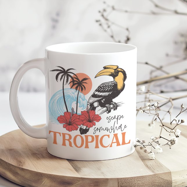 Caneca De Café Mug de café "Fuja De Algum Lugar Tropical" (Retro "Escape Somewhere Tropical" Coffee Mug on a sunny boho wooden kitchen table.)
