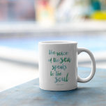 Caneca De Café Mug de Cotação do Mar de Água<br><div class="desc">"A voz do mar fala com a alma." Apresenta a citação de Kate Chopin "The Awakening" em uma fonte de pincelada de pincelada e matizes sonhadoras de cor d'água de seaglass. Perfeito para amantes de praia,  casas de praia,  ou qualquer um que se sinta inspirado pelo oceano!</div>