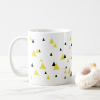 Mug de padrão geométrico amarelo e preto