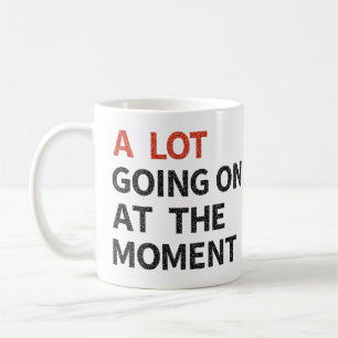 Caneca De Café Muita Coisa Acontecendo No Momento