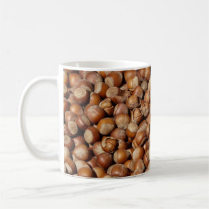 Caneca De Café Muitas avelãs inteiras em cascas