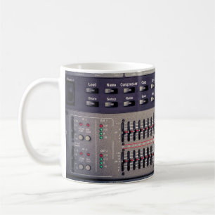 Caneca De Café Muitos botões de um mixer de som em um estúdio d