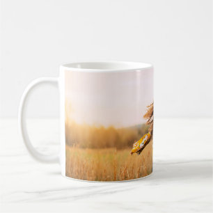 Caneca De Café Mulher caminhando no campo de dia