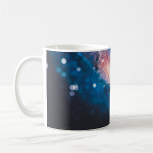 CANECA DE CAFÉ MULHER COBRINDO O ROSTO USANDO A MÃO DIREITA COM 