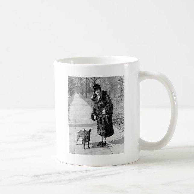 Caneca De Café Mulher com buldogue francês, 1920 (Direita)
