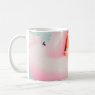 Caneca De Café Mulher com flamingo inflável rosa na piscina exte
