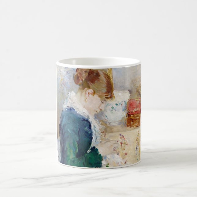 Caneca De Café Mulher costurando, Berthe Morisot (Centro)