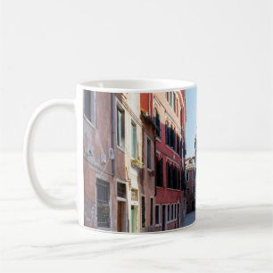 Caneca De Café Mulher de jaqueta preta caminhando na calçada em m