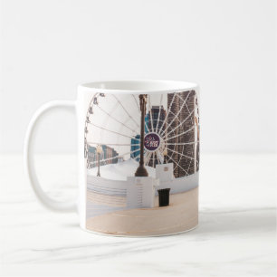 Caneca De Café Mulher de vestido floral branco e azul com chapéu