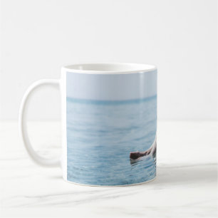 Caneca De Café Mulher em um flutuador inflável no oceano apontan