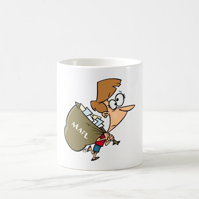 Caneca De Café Mulher Engraçada Carregando Mala Postal Pesada (Criador carregado)