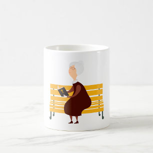 Caneca De Café Mulher Idosa Lendo A Bíblia