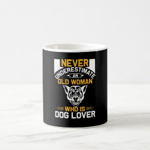 Caneca De Café Mulher Idosa Que Ama Cachorros