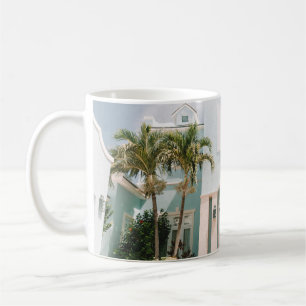 Caneca De Café Mulher sentada em frente ao prédio