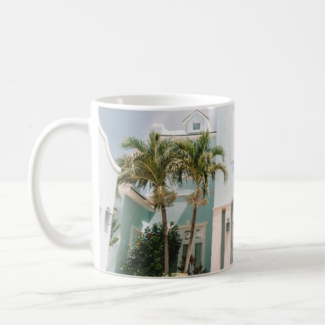 Caneca De Café Mulher sentada em frente ao prédio (Esquerda)