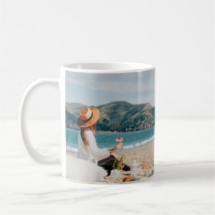 Caneca De Café Mulher sentada perto da costa enquanto olha para G