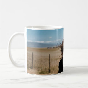 Caneca De Café Mulher sorridente em campo castanho e verde