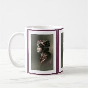 Caneca De Café Mulher vitoriana com expressão esperançosa