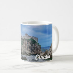 Caneca De Café Muros de fortaleza, costa rochosa e mar na Croácia
