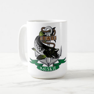 Caneca De Café Muskie Mau Envolvido Em Torno Da Ancoragem Do Barc