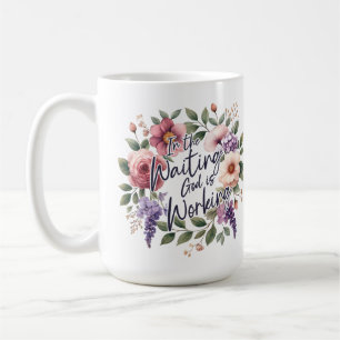 Caneca De Café Na Espera Deus Está Trabalhando Floral Cristão