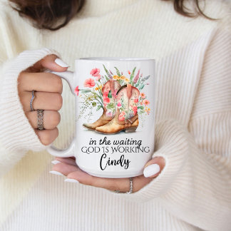 Caneca De Café Na Espera Deus Está Trabalhando | Nome Personaliza