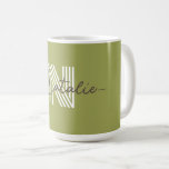 Caneca De Café Na moda inicial e nome do script Olive green aguda<br><div class="desc">Bonito cor em verde natural para guardar presente.</div>