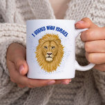 Caneca De Café Na moda moderno Leão de Judah I em pé com Israel<br><div class="desc">Esta caneca espantosa é o presente perfeito para alguém que quer mostrar o seu apoio a Israel! Um Leão de Judah pintado digitalmente é o ponto focal, junto com a leitura da tipografia moderna, "Eu apoio Israel" em azul. Um fundo azul texturizado adiciona um olhar forte. *Arte original criada por...</div>