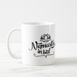 Caneca De Café Namaste Funny Cote Mug<br><div class="desc">Este "Namast'ay In Bed Mumba" é na moda,  miserável,  e exatamente o que falta à sua mão esquerda. Yogis e yogi querem tanto tomar chá (ou café) dessa caneca em uma manhã de sábado preguiçosa e tonta.</div>