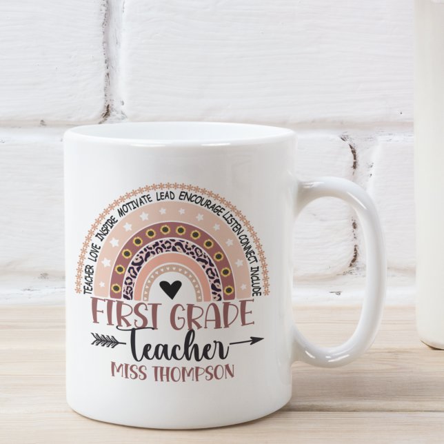 Caneca De Café Name of 1st grade teacher, Cute Rainbow (Criador carregado)