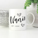Caneca De Café Nanie Estabeleceu Vovó<br><div class="desc">Crie um doce acento para a vovó com este simples design que apresenta "Nanie" em letras desenhadas à mão,  acentuadas com corações. Personalize com o ano em que ela se tornou avó por um Dia de as mães fofo ou presente de anúncio de gravidez.</div>