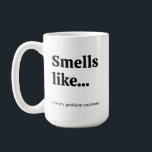 Caneca De Café Não é o meu problema engraçado<br><div class="desc">Uma xícara de café personalizada mostra o ditado: "Cheira como... não é mais meu problema." na frente e atrás e seu nome no lado. Excelente para você ou dar como presente.</div>