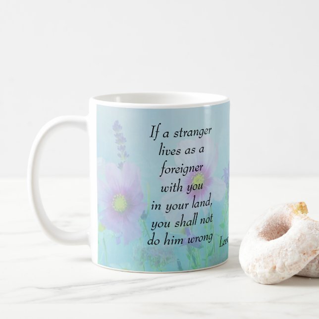 Caneca De Café Não faça mal ao estranho, Leviticus 19 (Com Donut)