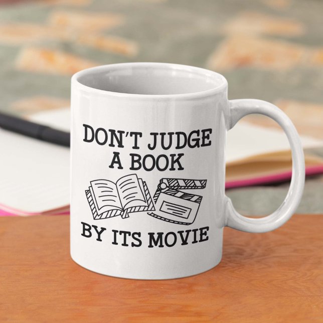 Caneca De Café Não julgue um livro pelo filme (Don't Judge A Book By Its Movie Coffee Mug)