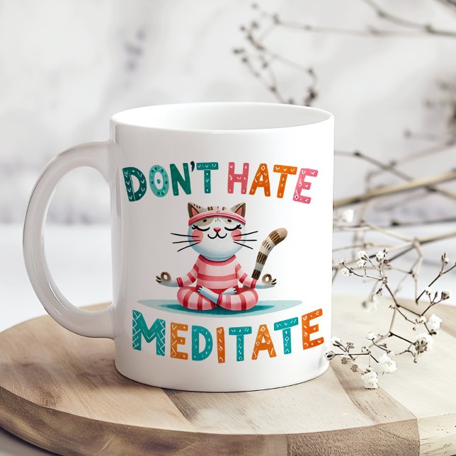 Caneca De Café "Não Odeie Meditar" Engraçado Cat Lover ("Don't Hate Meditate" Funny Cat Lover's Coffee Mug on a boho kitchen table with tiny flowers)