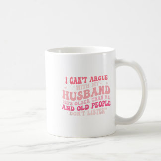 Caneca De Café Não posso discutir com meu marido. Ele é mais velh